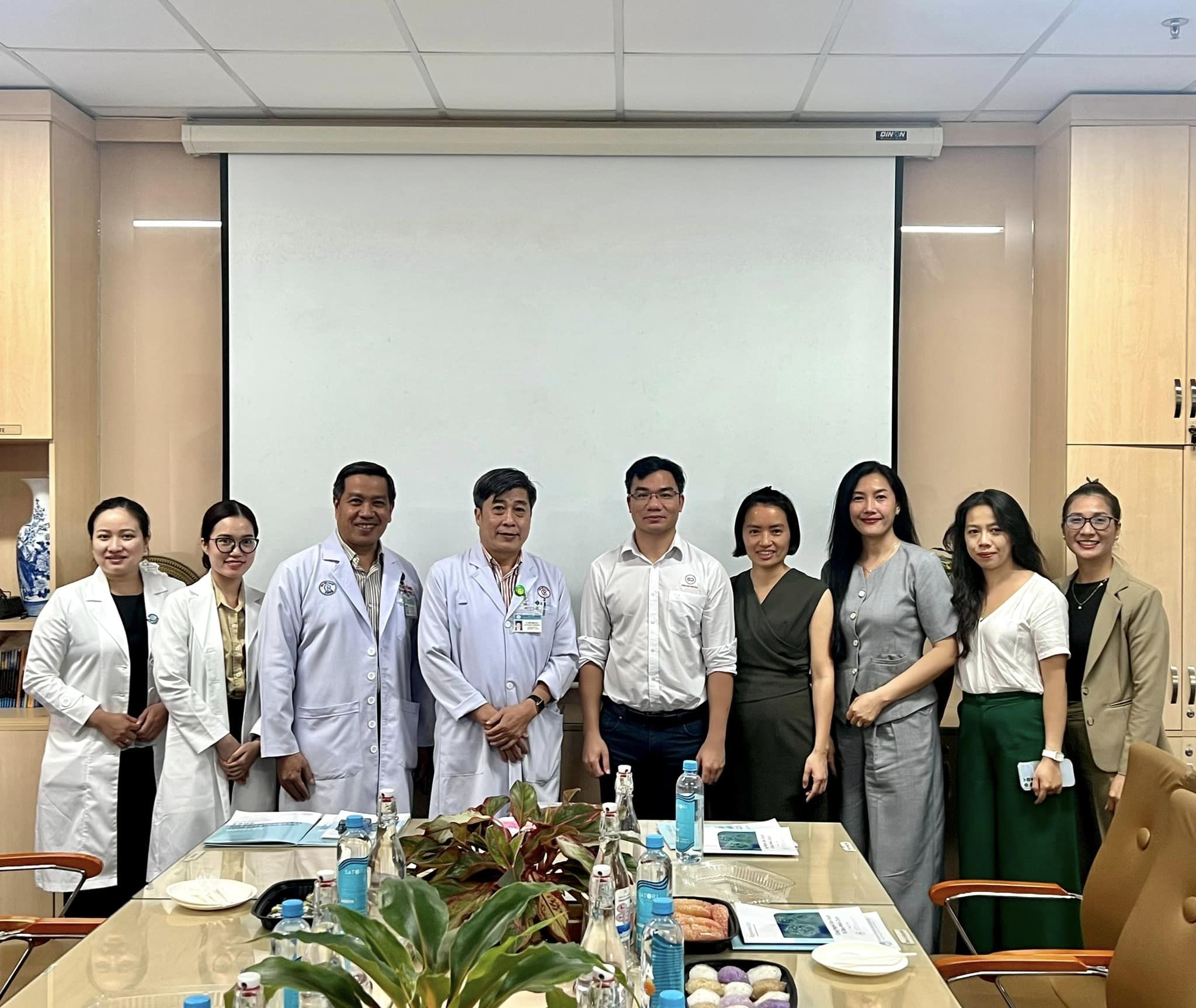 Khoa huyết học-Bệnh viện Chợ Rẫy và Viện Tế Bào Gốc trao đổi hợp tác công nghệ sản xuất tế bào gốc và tế bào miễn dịch.